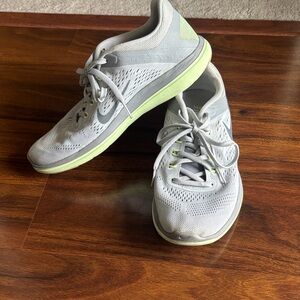 Nike Women's Fitsole Light Gray Athletic Shoes